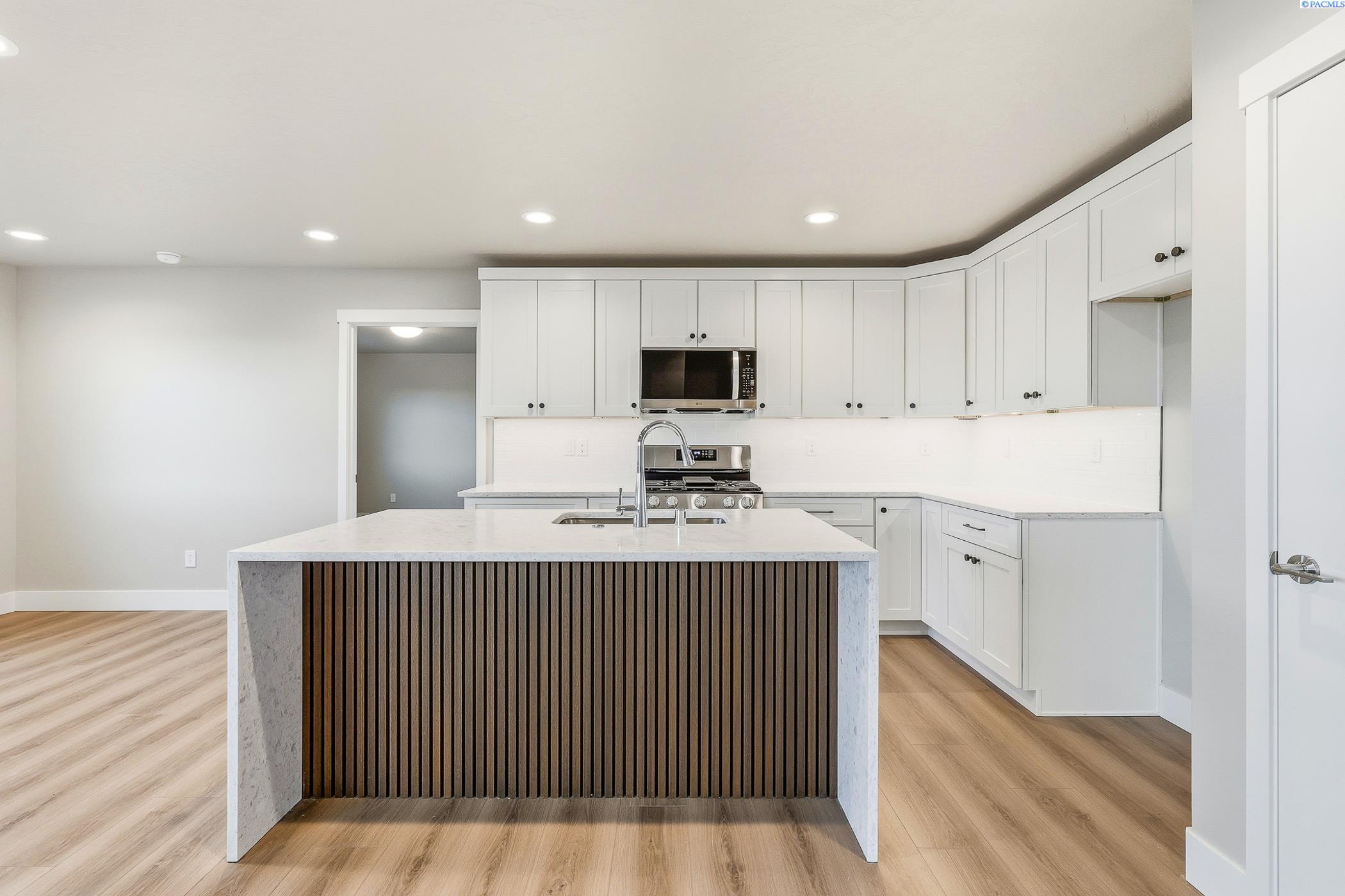 Kennewick, Washington, 99338, United States, 4 Bedrooms Bedrooms, ,1 BathroomBathrooms,Residential,For Sale,1996231