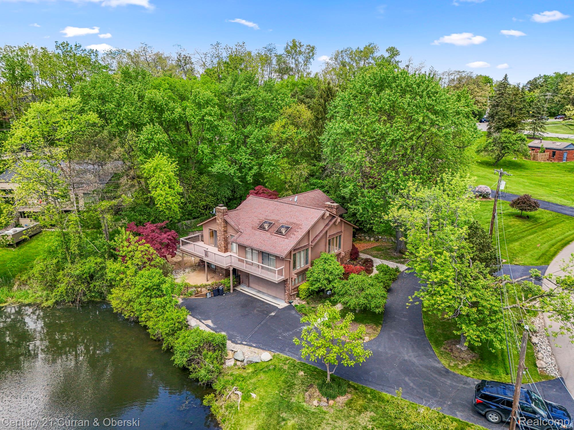 West Bloomfield Charter Township, Michigan, 48323, United States, 4 Bedrooms Bedrooms, ,4 BathroomsBathrooms,Residential,For Sale,1942642