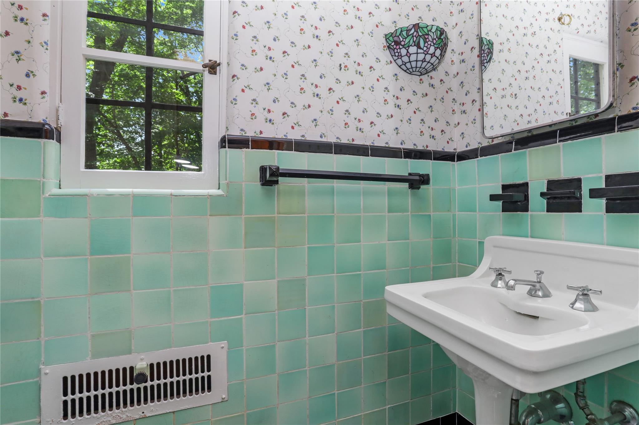 Pleasantville, New York, 10570, United States, 4 Bedrooms Bedrooms, ,4 BathroomsBathrooms,Residential,For Sale,1896096