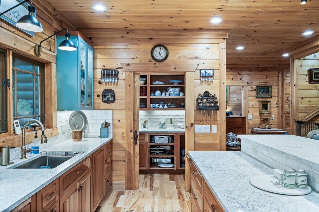 Hiawassee, Georgia, 30546, United States, 4 Bedrooms Bedrooms, ,4 BathroomsBathrooms,Residential,For Sale,1975098