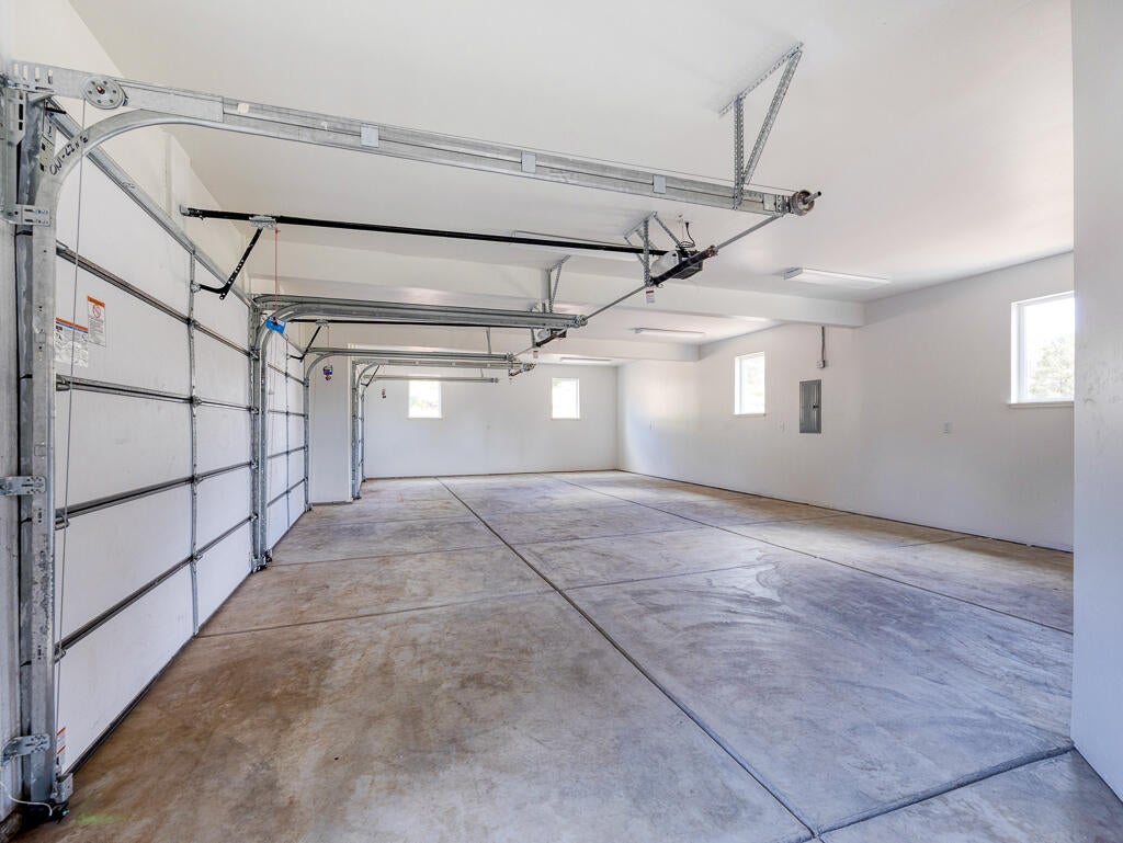 Klamath Falls, Oregon, 97601, United States, 3 Bedrooms Bedrooms, ,3 BathroomsBathrooms,Residential,For Sale,1991237