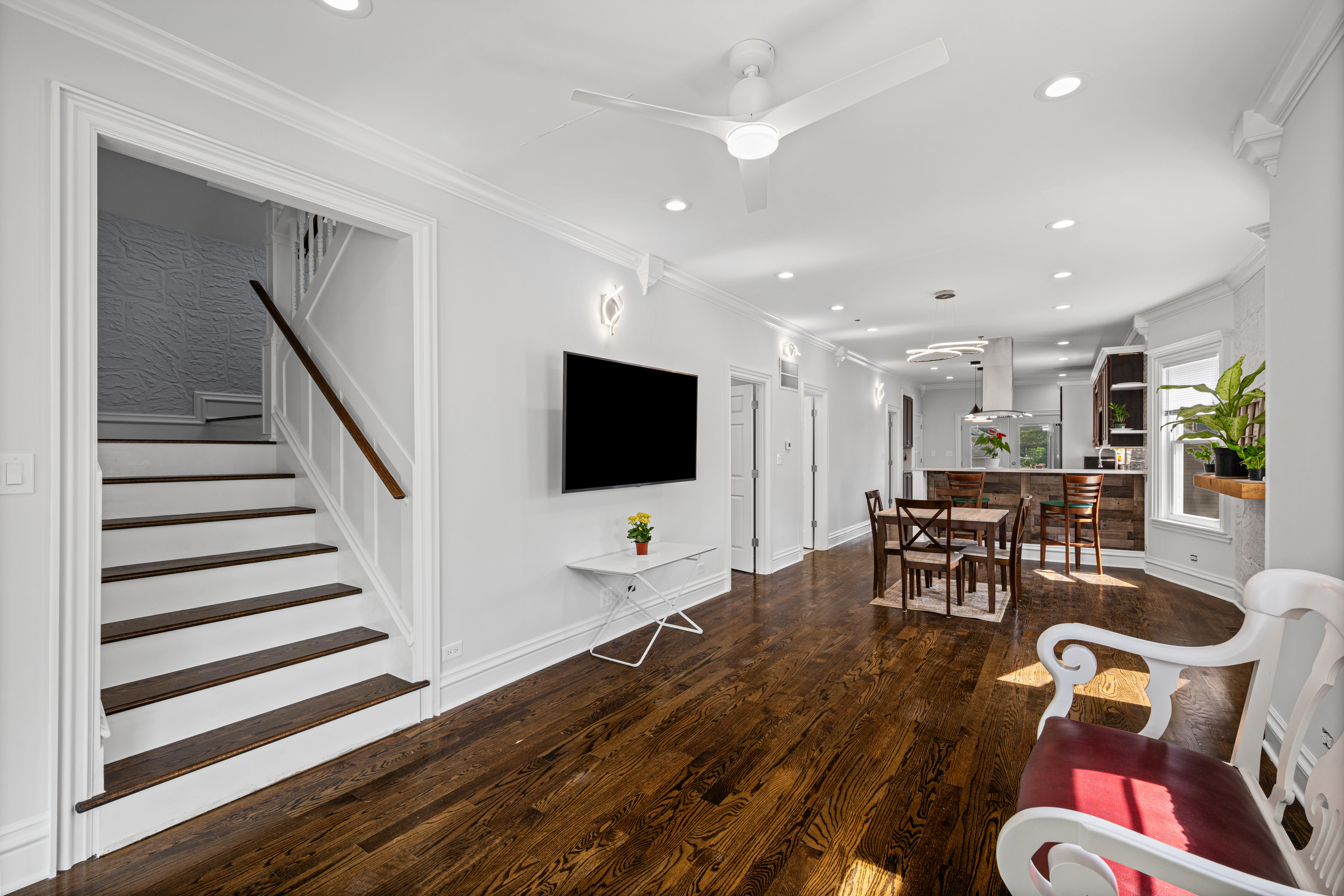  This Newly Rehabbed House has Been Completely Re-Done Top to Bottom - 物件實景