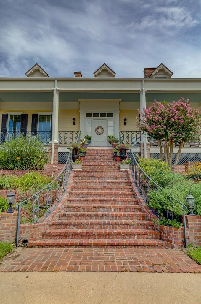 Vicksburg, Mississippi, 39180, United States, 4 Bedrooms Bedrooms, ,4 BathroomsBathrooms,Residential,For Sale,1778903