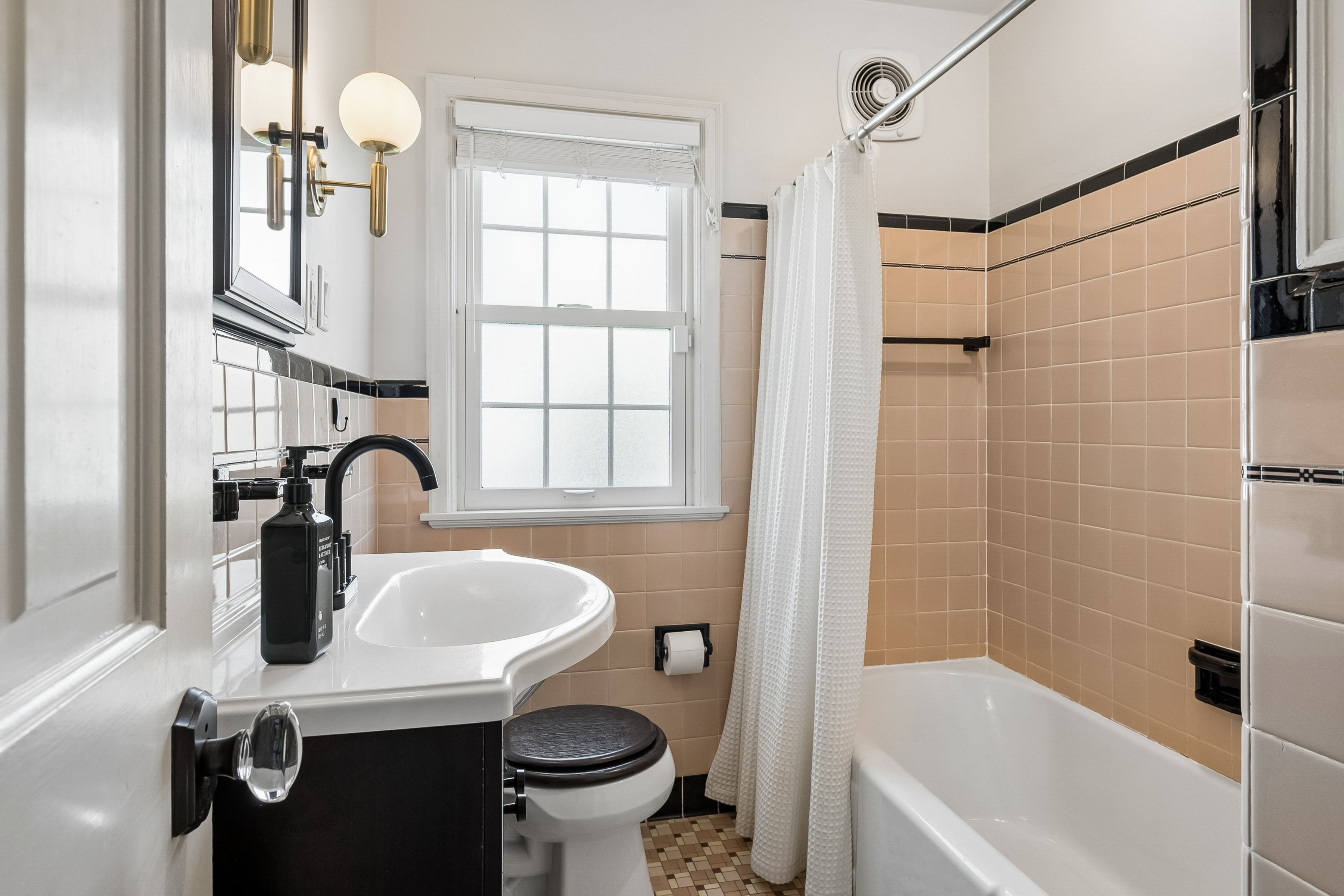 Elegant Cape Cod Living with Timeless Architectural Detail - 物件實景