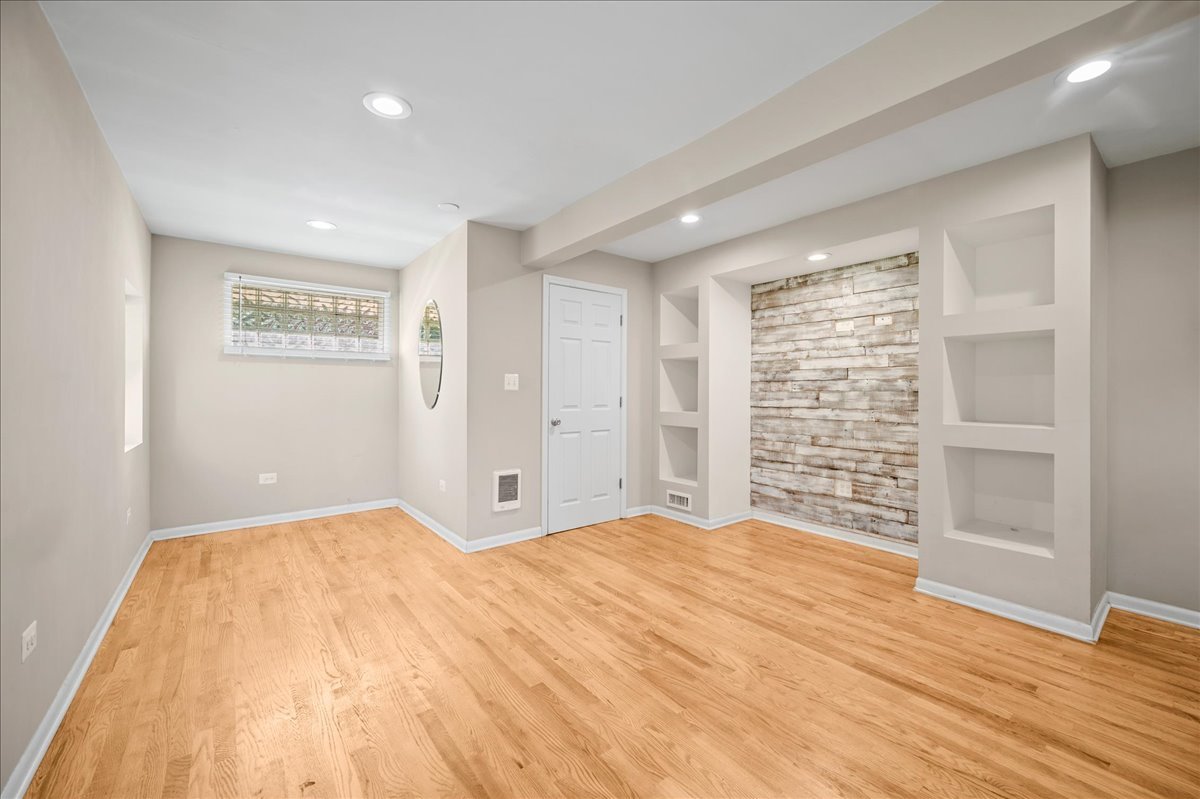 Prospect Heights, Illinois, 60070, United States, 4 Bedrooms Bedrooms, ,2 BathroomsBathrooms,Residential,For Sale,1968626