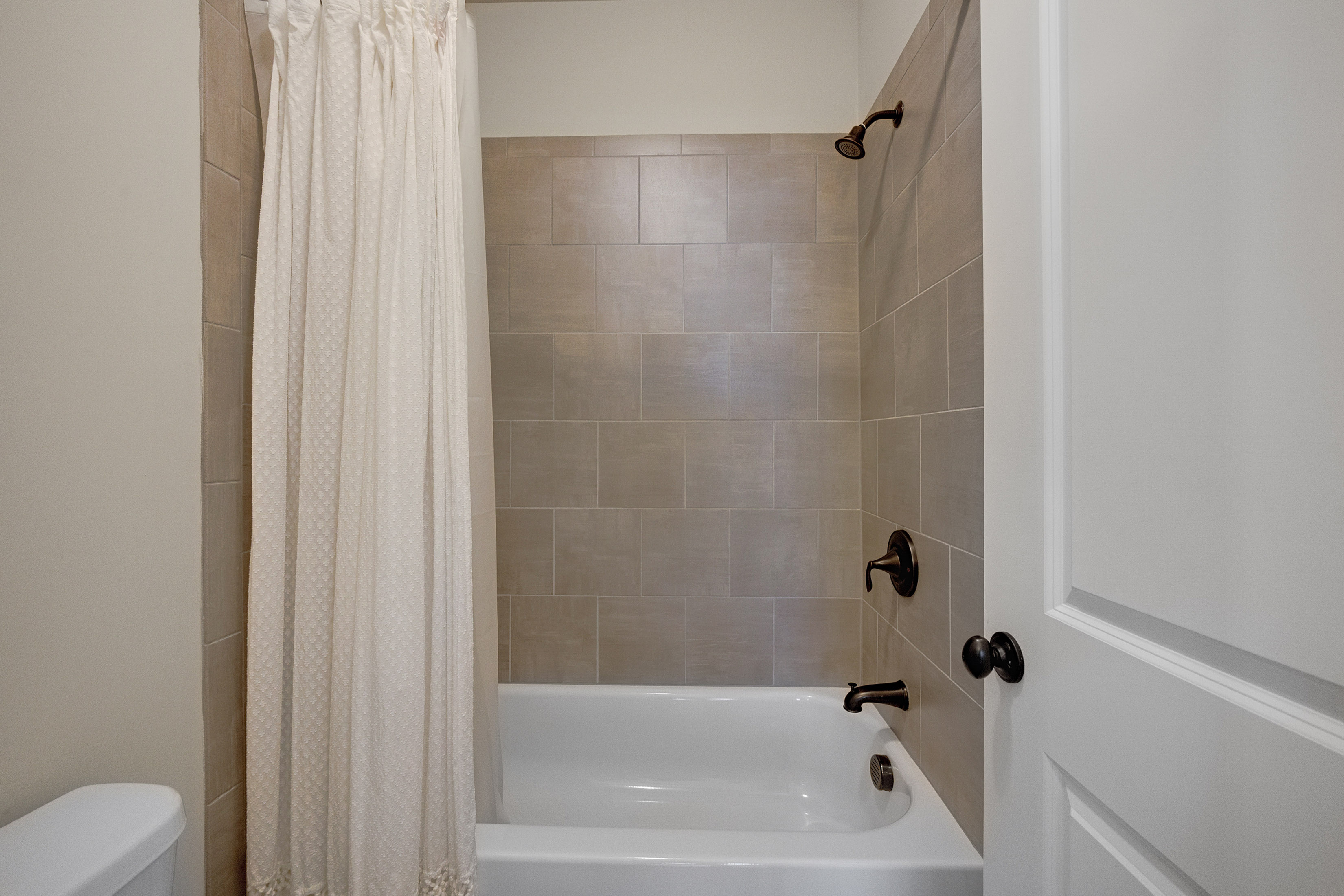  Beautifully Appointed Two-story Townhome in Inviting Gated Roswell Community - 物件實景