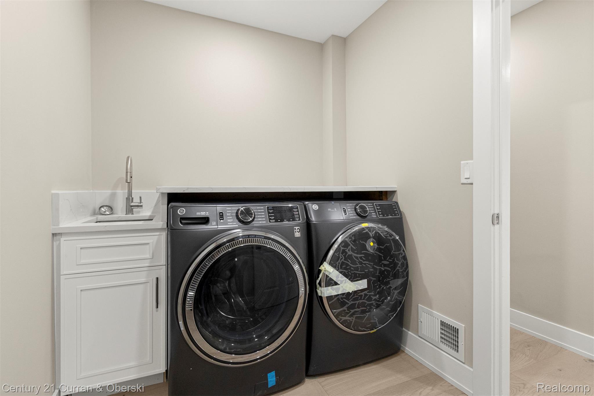 Livonia, Michigan, 48152, United States, 3 Bedrooms Bedrooms, ,3 BathroomsBathrooms,Residential,For Sale,2011700