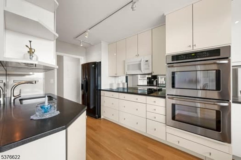 Verona Twp., New Jersey, 07044, United States, 2 Bedrooms Bedrooms, ,2 BathroomsBathrooms,Residential,For Sale,1976257