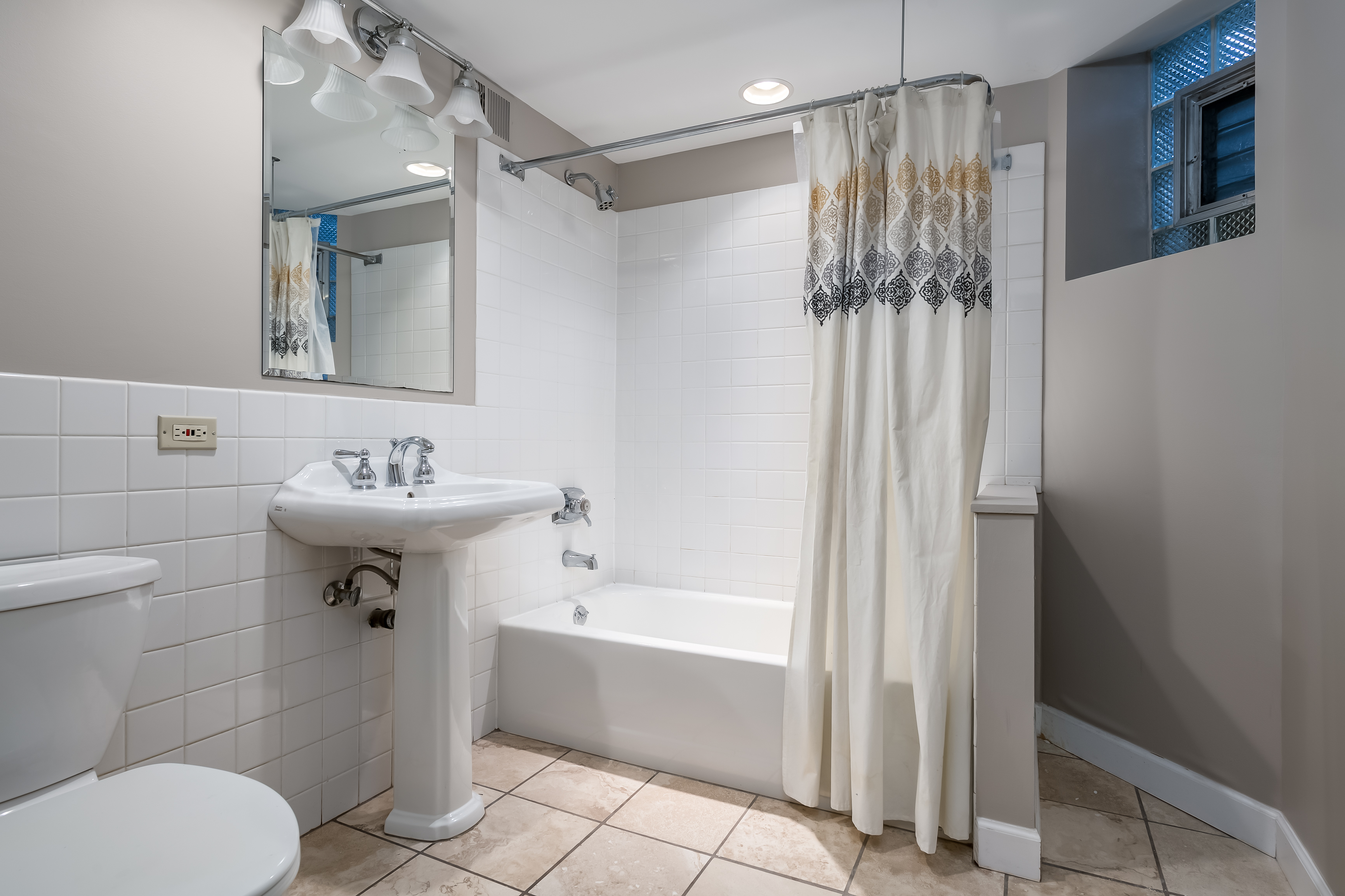  Beautiful Duplex Down, Three Bedroom Condo in a Historic East Lakeview Greystone - 物件實景