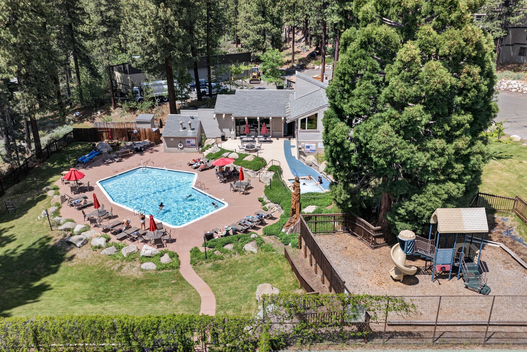  Expansive Nevada-Side Tahoe Retreat in Coveted Lake Village Setting - 物件實景