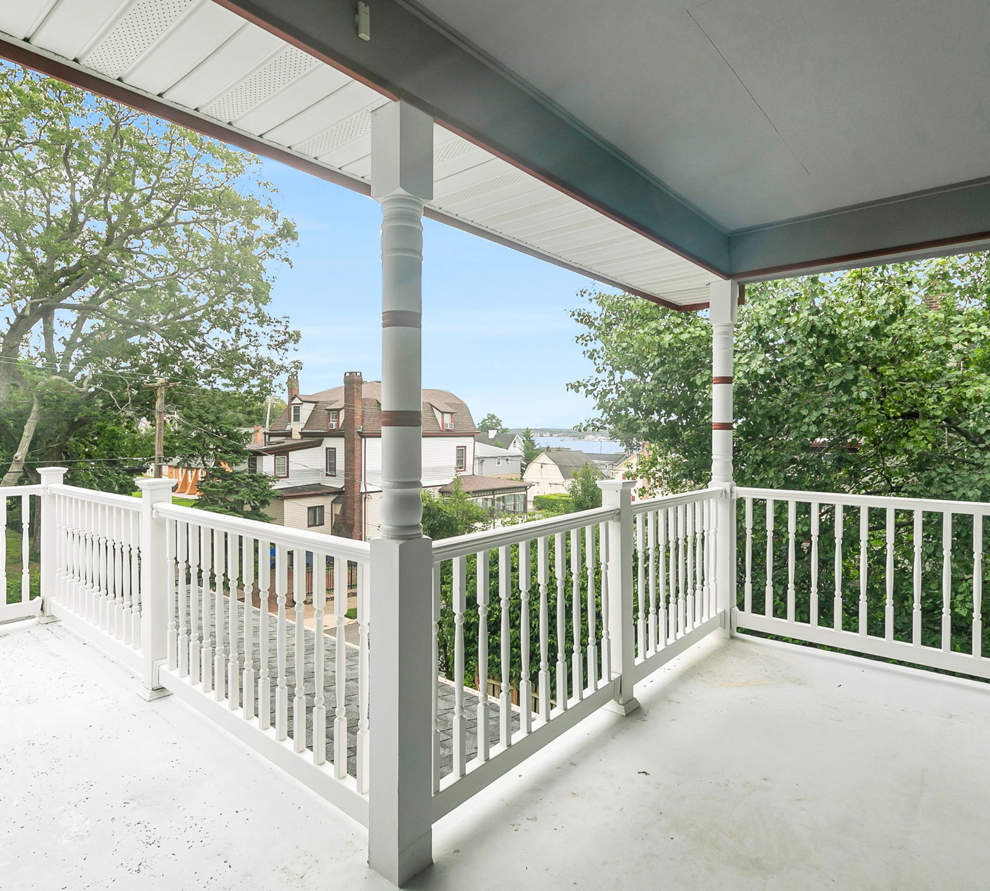  Custom Home With Multiple Balconies - 物件實景
