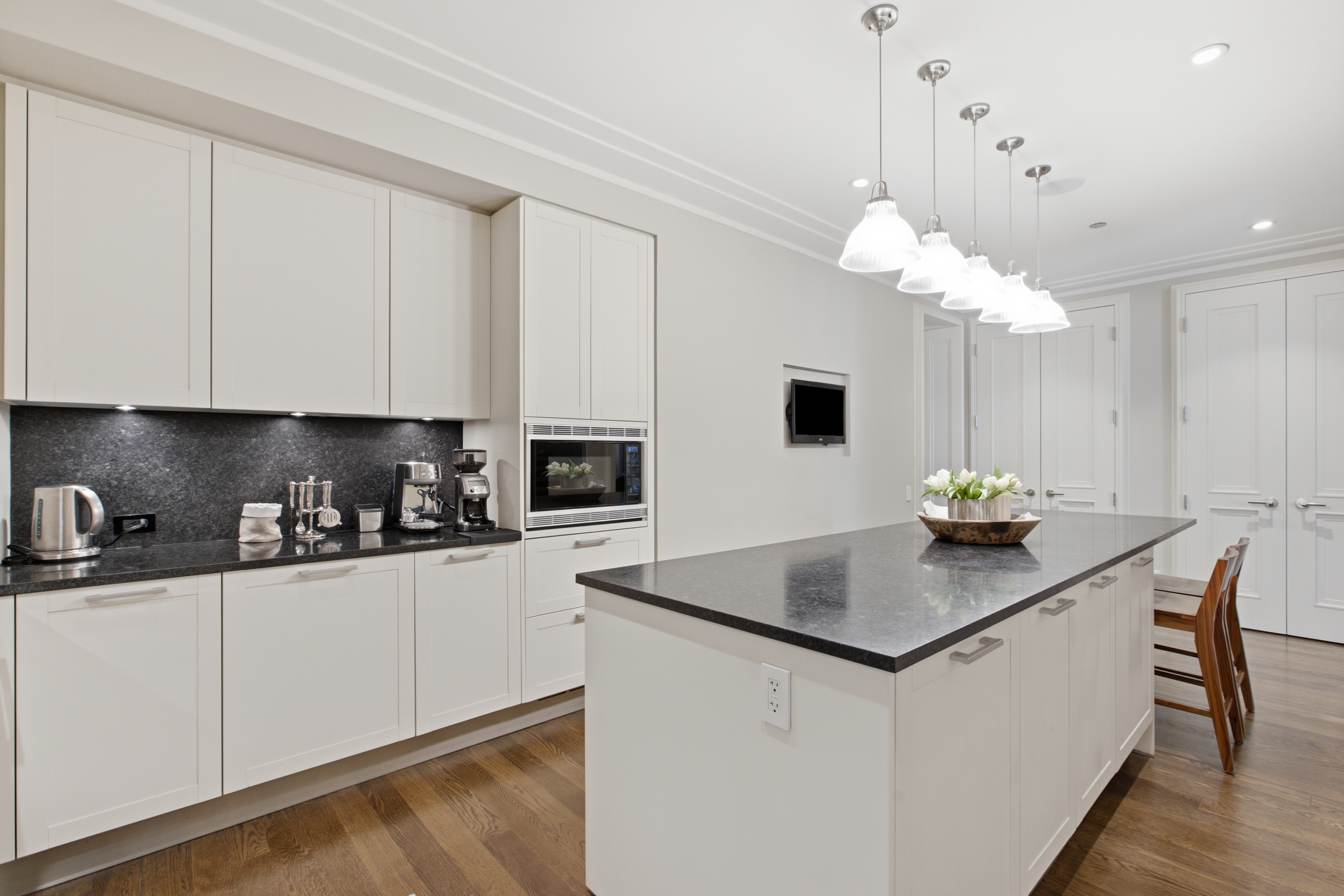  Outstanding, Three-bedroom Three and a Half Baths - 物件實景