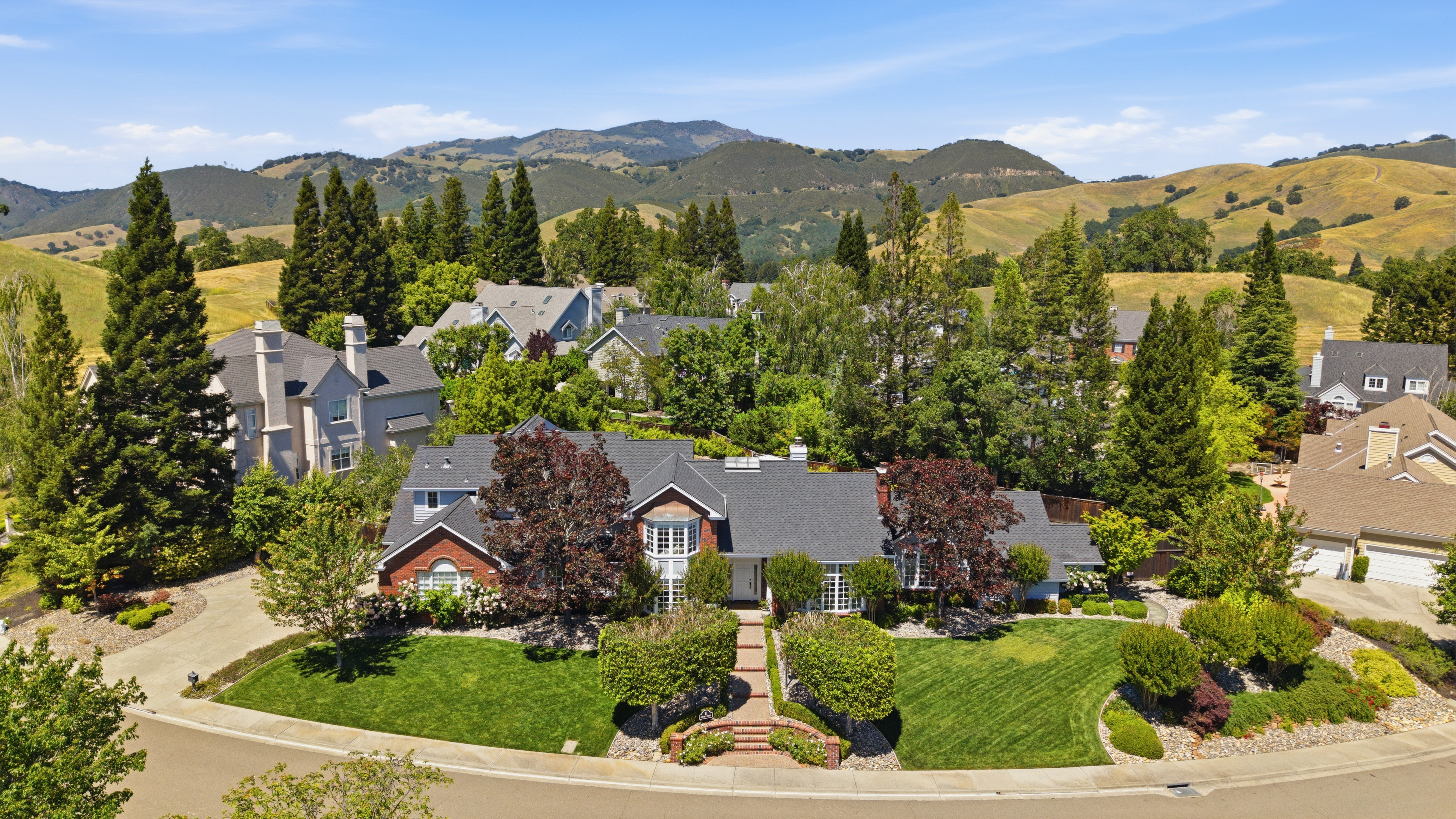  Timeless Transitional Estate with Resort-Style Backyard - 物件實景