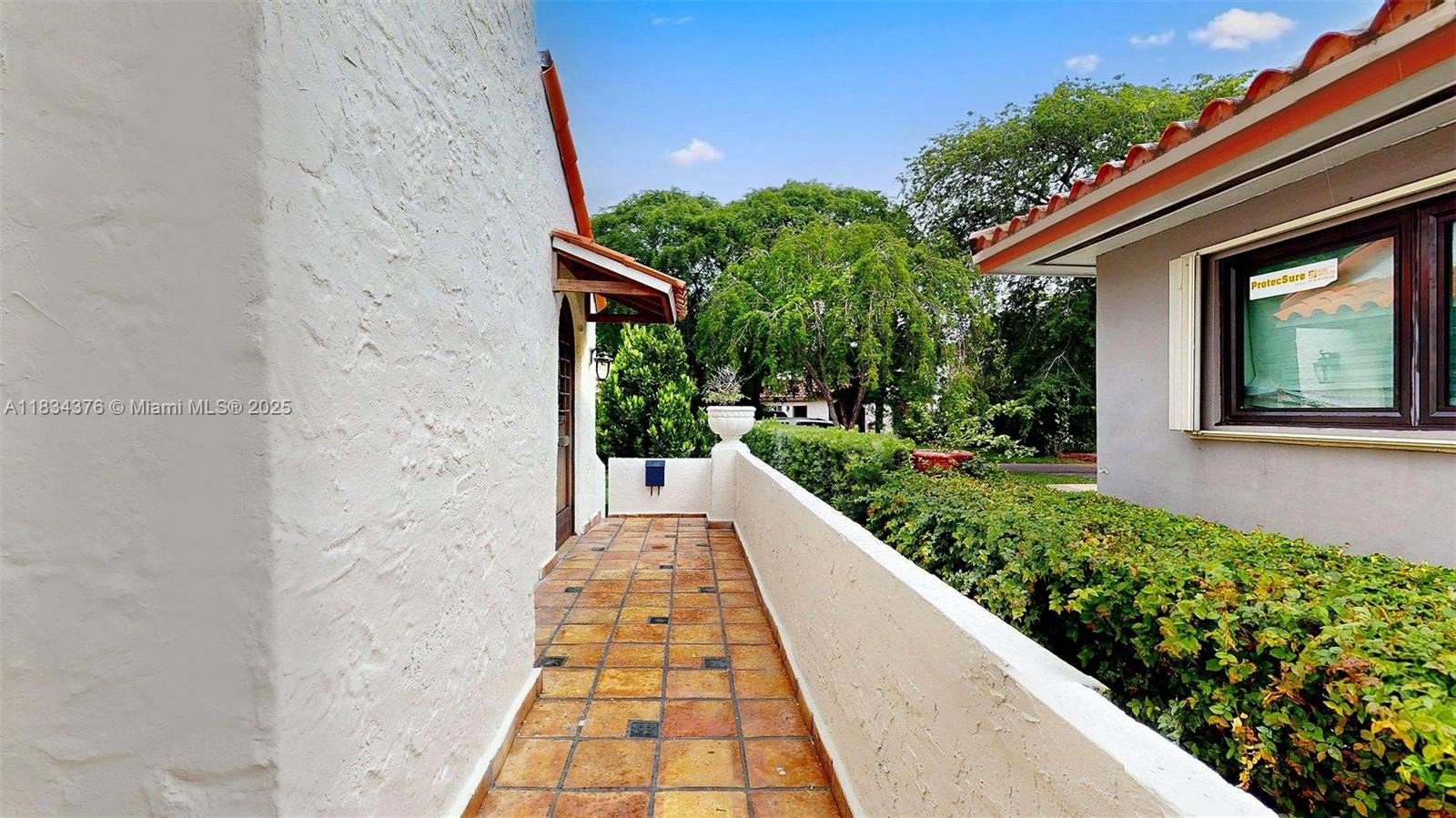 Coral Gables, Florida, 33134, United States, 2 Bedrooms Bedrooms, ,2 BathroomsBathrooms,Residential,For Sale,1989880