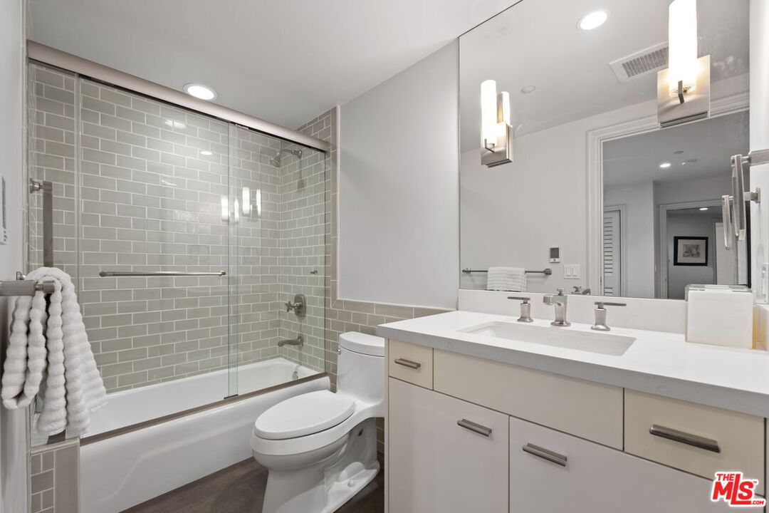 Santa Monica, California, 90402, United States, 2 Bedrooms Bedrooms, ,2 BathroomsBathrooms,Residential,For Sale,1901318