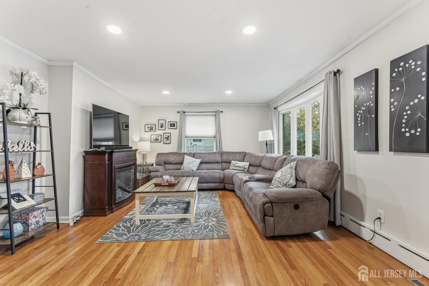 Dunellen, New Jersey, 08812, United States, 3 Bedrooms Bedrooms, ,2 BathroomsBathrooms,Residential,For Sale,1991582