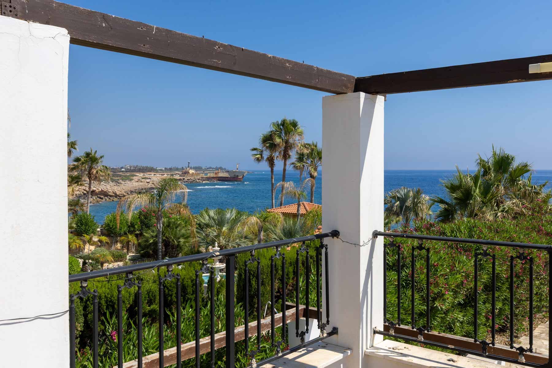  Seafront Plot with a Detached House for redevelopment in Sea Caves, Paphos - 物件實景