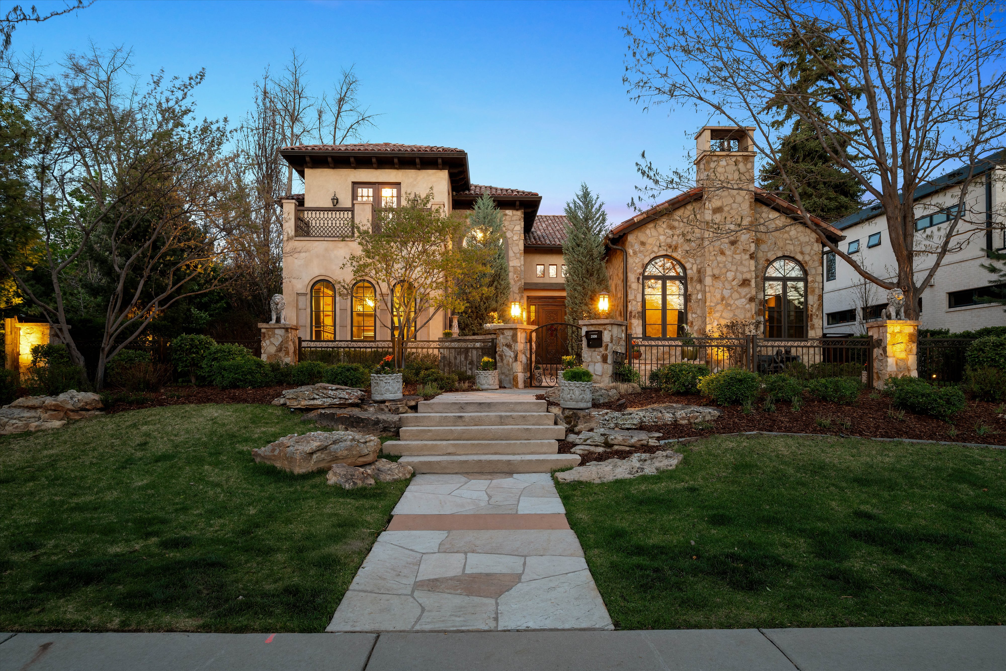  Rare Spanish Colonial Revival Home in One of Observatory Park - 物件實景
