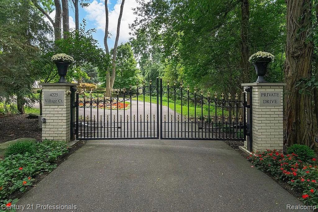 OrchardLake, Michigan, 48323, United States, 5 Bedrooms Bedrooms, ,5 BathroomsBathrooms,Residential,For Sale,1980200