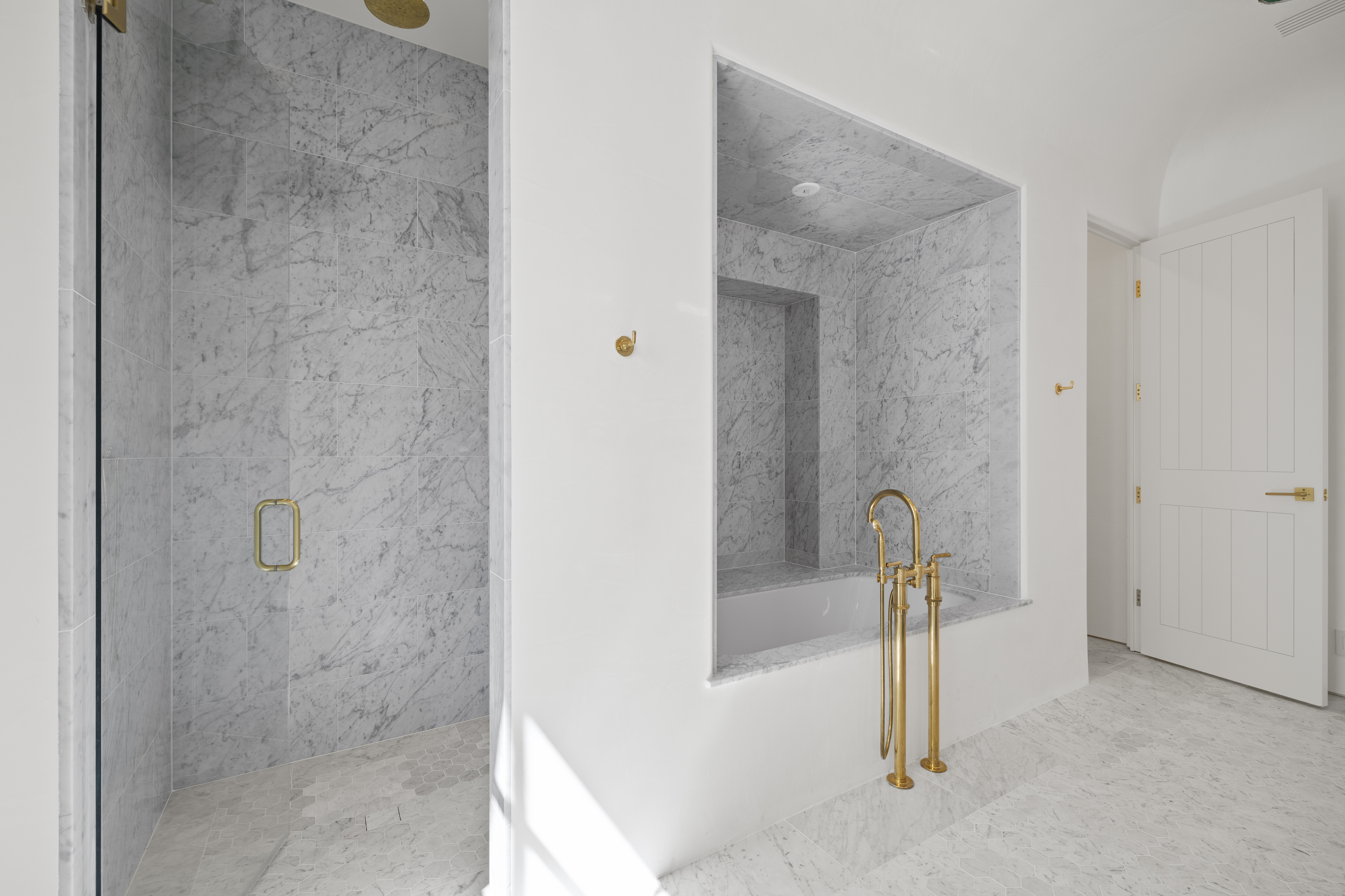  Architectural Gem With Pool And Carriage House - 物件實景