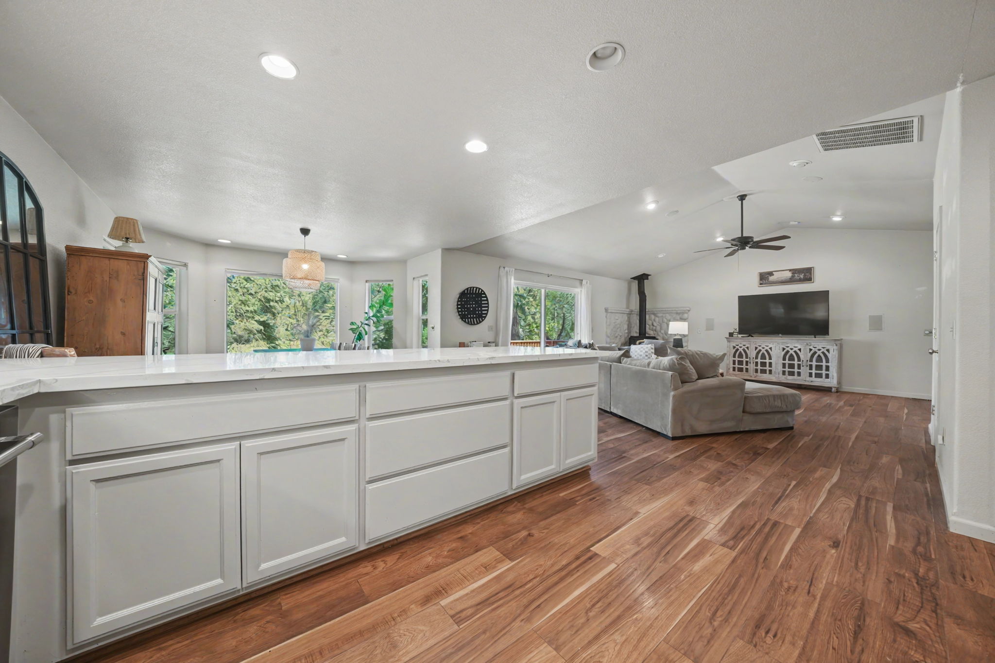  Quiet Cul-de-Sac Living with Views, Modern Updates - 物件實景