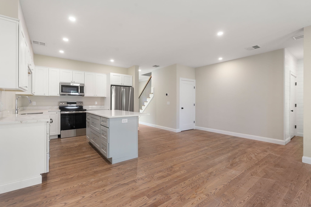 Worcester, Massachusetts, 01606, United States, 3 Bedrooms Bedrooms, ,3 BathroomsBathrooms,Residential,For Sale,1905878