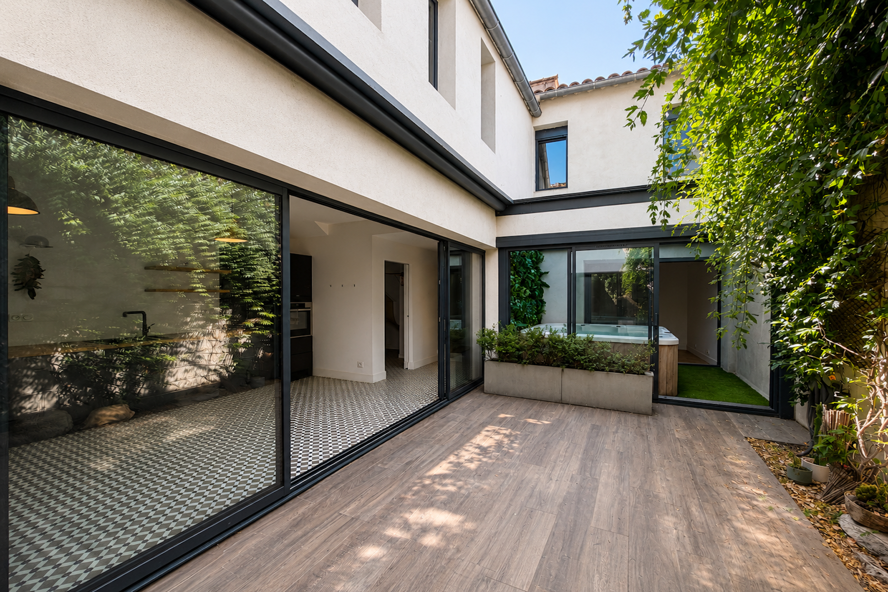  NÎMES CITY CENTRE ELEGANTLY RENOVATED TOWNHOUSE WITH GARAGE, PRIVATE COURTYARD … - 物件實景
