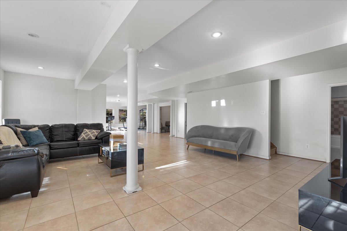 New Windsor, Maryland, 21776, United States, 5 Bedrooms Bedrooms, ,5 BathroomsBathrooms,Residential,For Sale,1943659