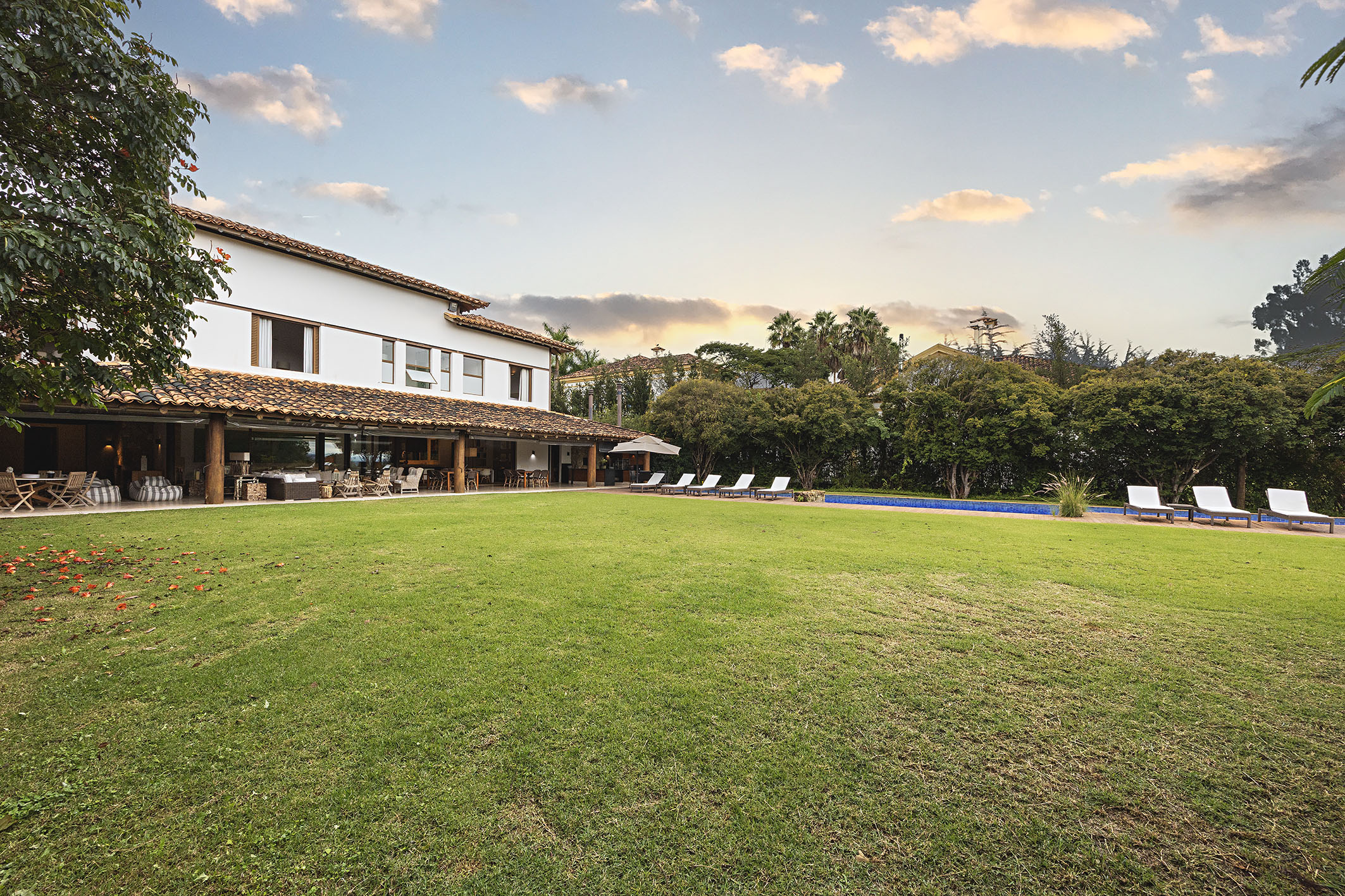  Farmhouse-Style Residence with Permanent Views of the Golf Course - 物件實景
