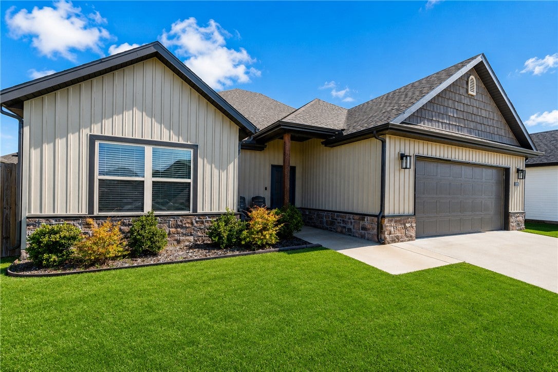 Sunshine Ct, Centerton, AR 72719