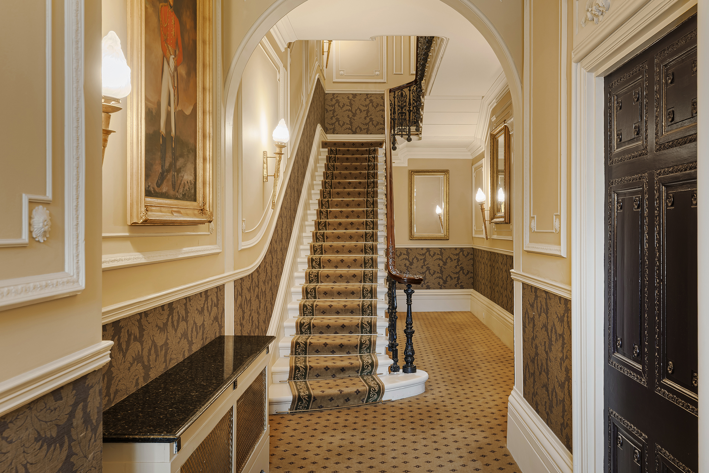  A Grand Triplex Apartment Overlooking Regent