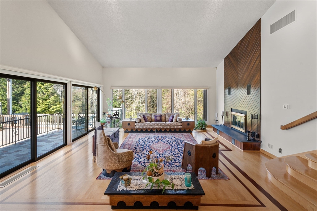 Dartmouth, Massachusetts, 02748, United States, 4 Bedrooms Bedrooms, ,5 BathroomsBathrooms,Residential,For Sale,1804172