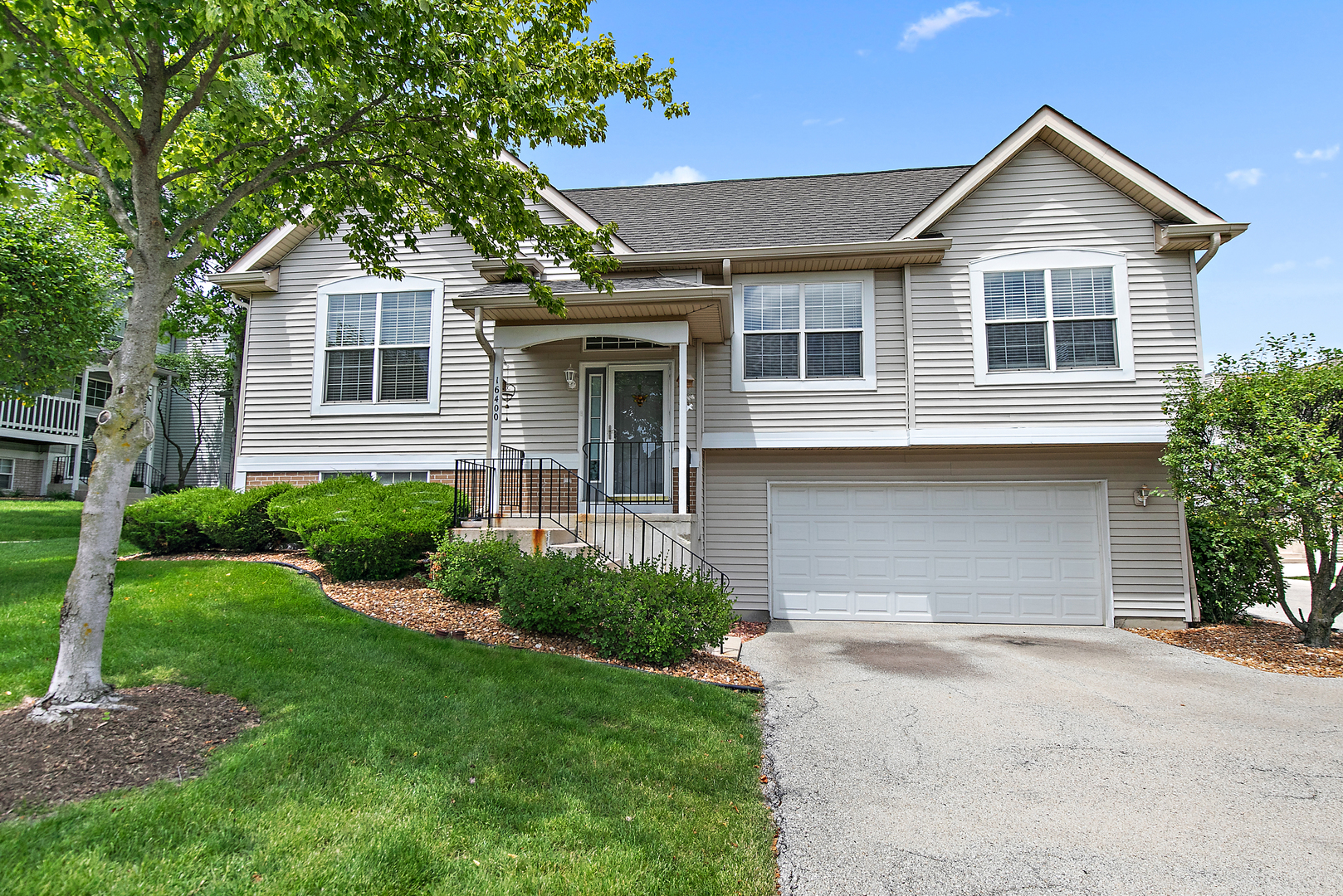 Teton Dr, Lockport, IL 60441