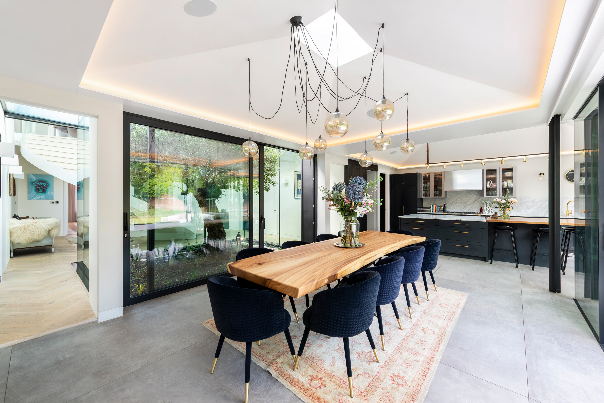  A seven-bedroom contemporary house built around a century-old olive tree - 物件實景