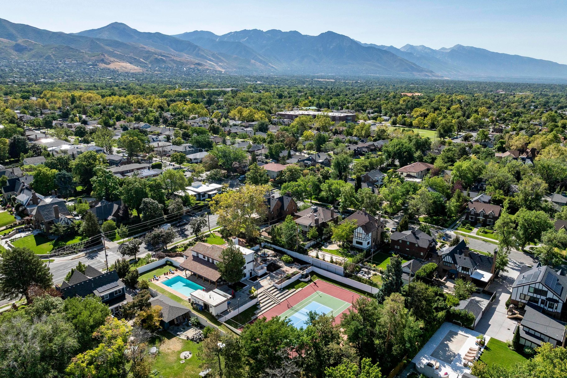 an iconic yalecrest estate where  history meets resort living - 物件實景
