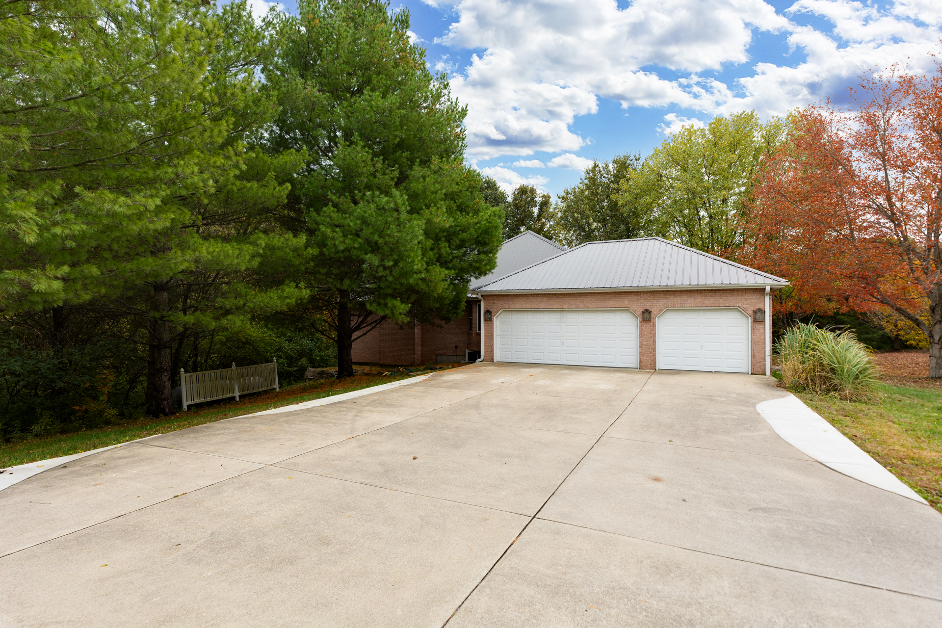 Litchfield, Illinois, 62056, United States, 5 Bedrooms Bedrooms, ,4 BathroomsBathrooms,Residential,For Sale,1979153