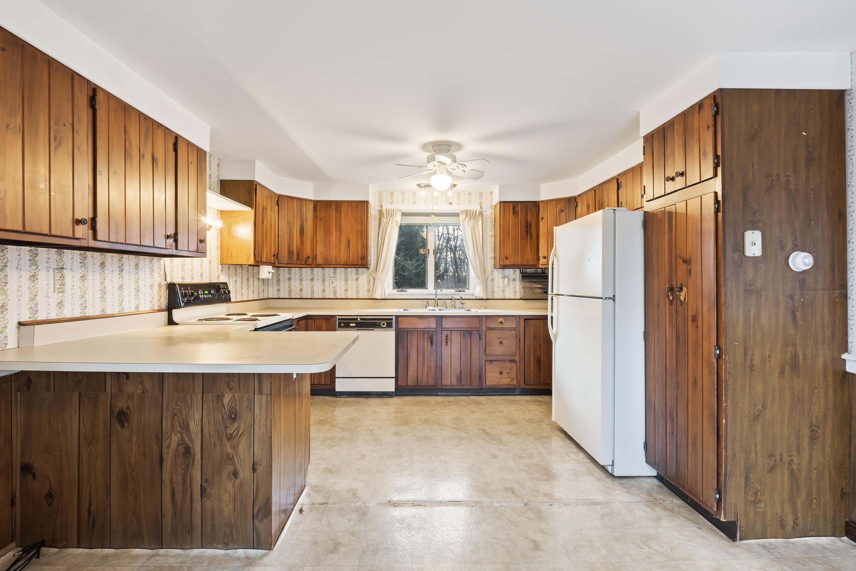 Kittery, Maine, 03904, United States, 5 Bedrooms Bedrooms, ,2 BathroomsBathrooms,Residential,For Sale,1924393