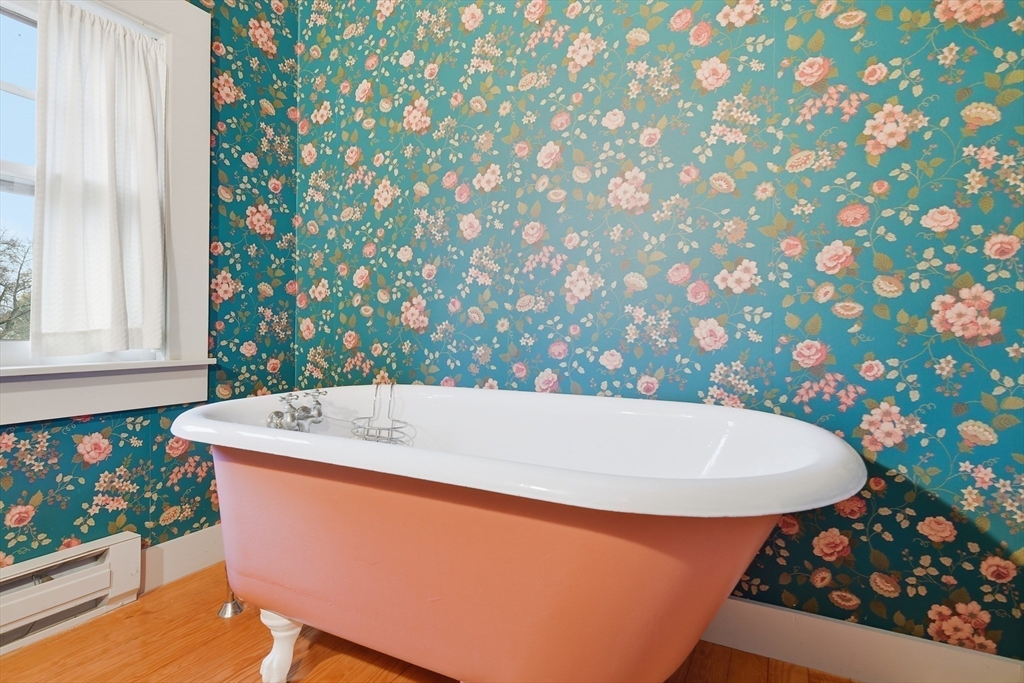 Holyoke, Massachusetts, 01040, United States, 5 Bedrooms Bedrooms, ,4 BathroomsBathrooms,Residential,For Sale,1991316