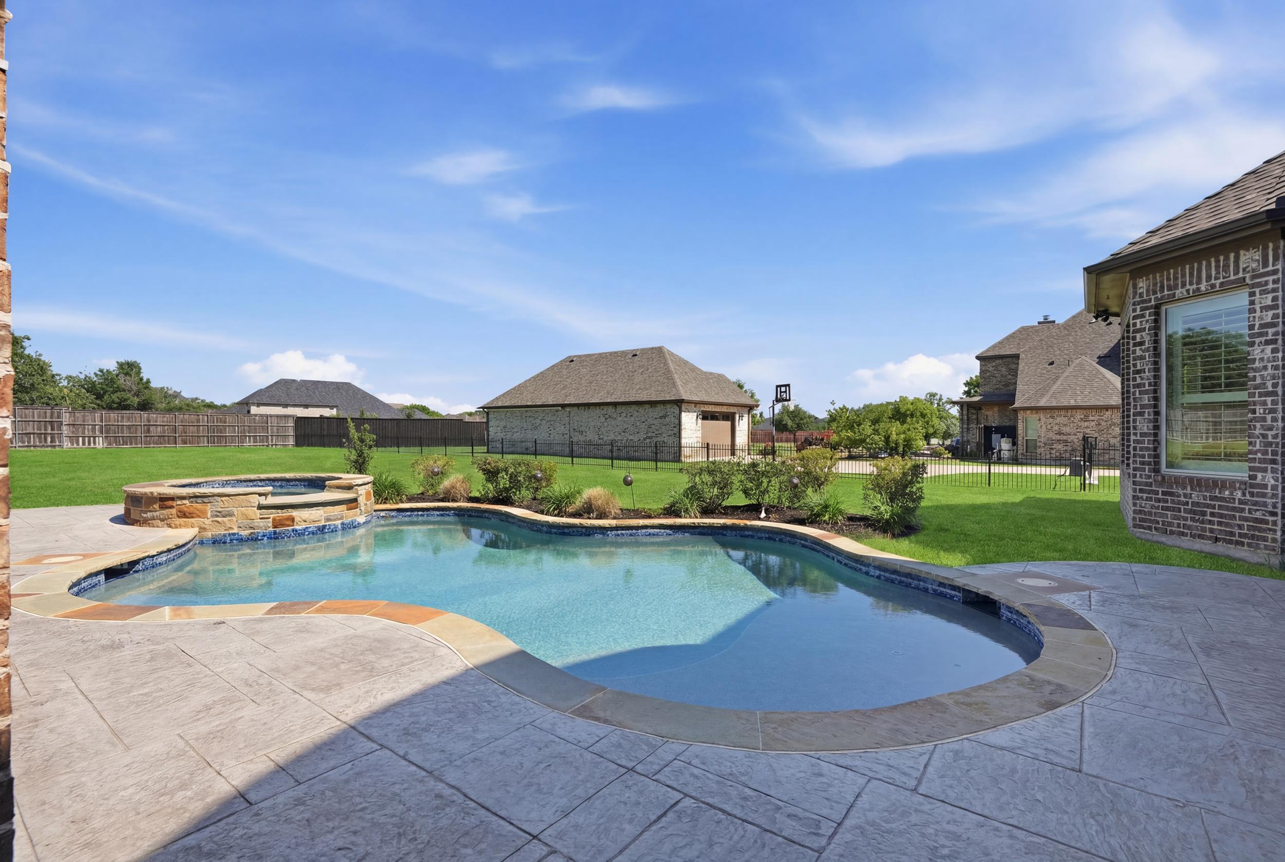  6/6.1 with Pool on 1+ Acre in Double Oak - 物件實景