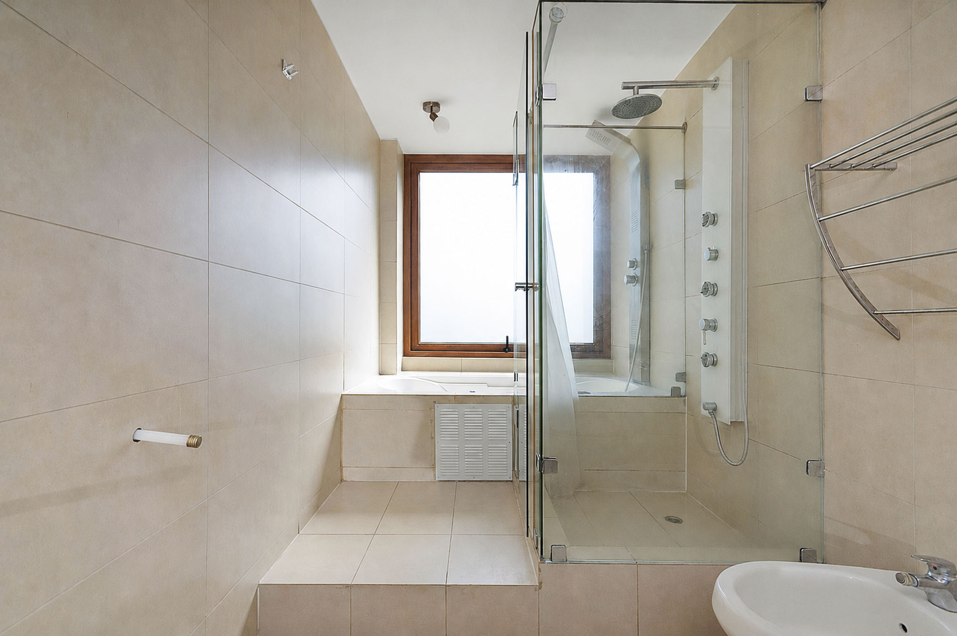  Modern home with generous living spaces,  in La Reina Alta - 物件實景