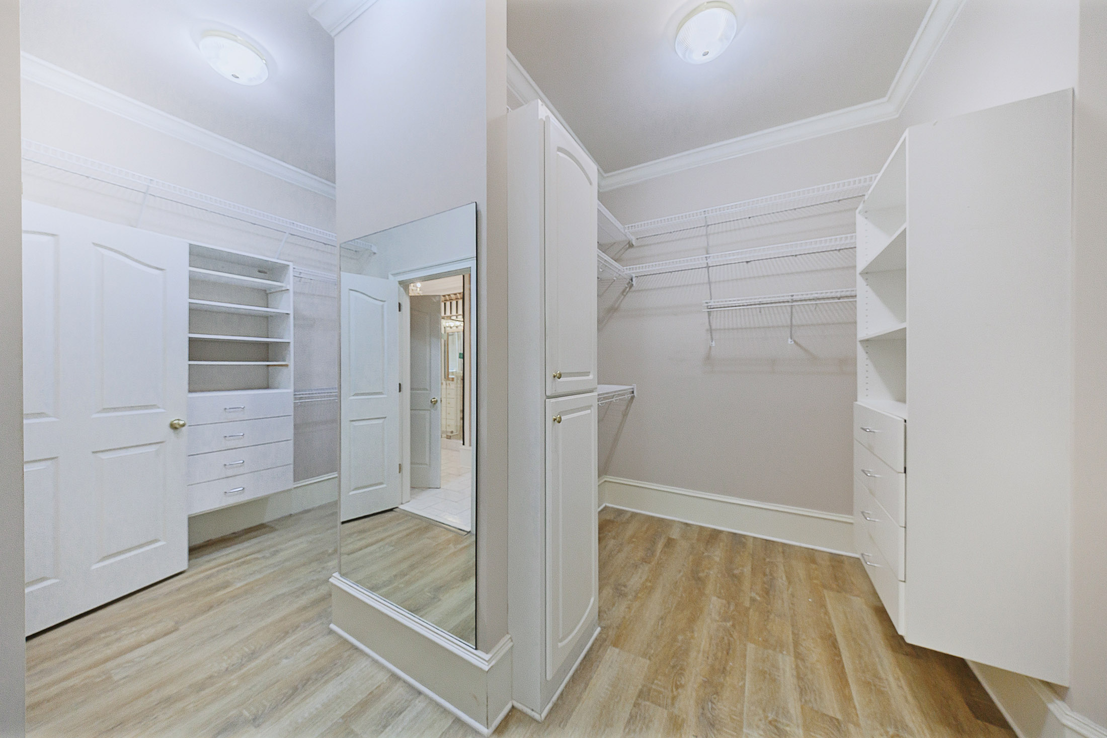  A Rare Opportunity to Own a Developer-Designed Lakefront Estate - 物件實景