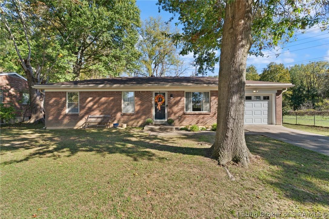 Linda Dr, New Albany, IN 47150
