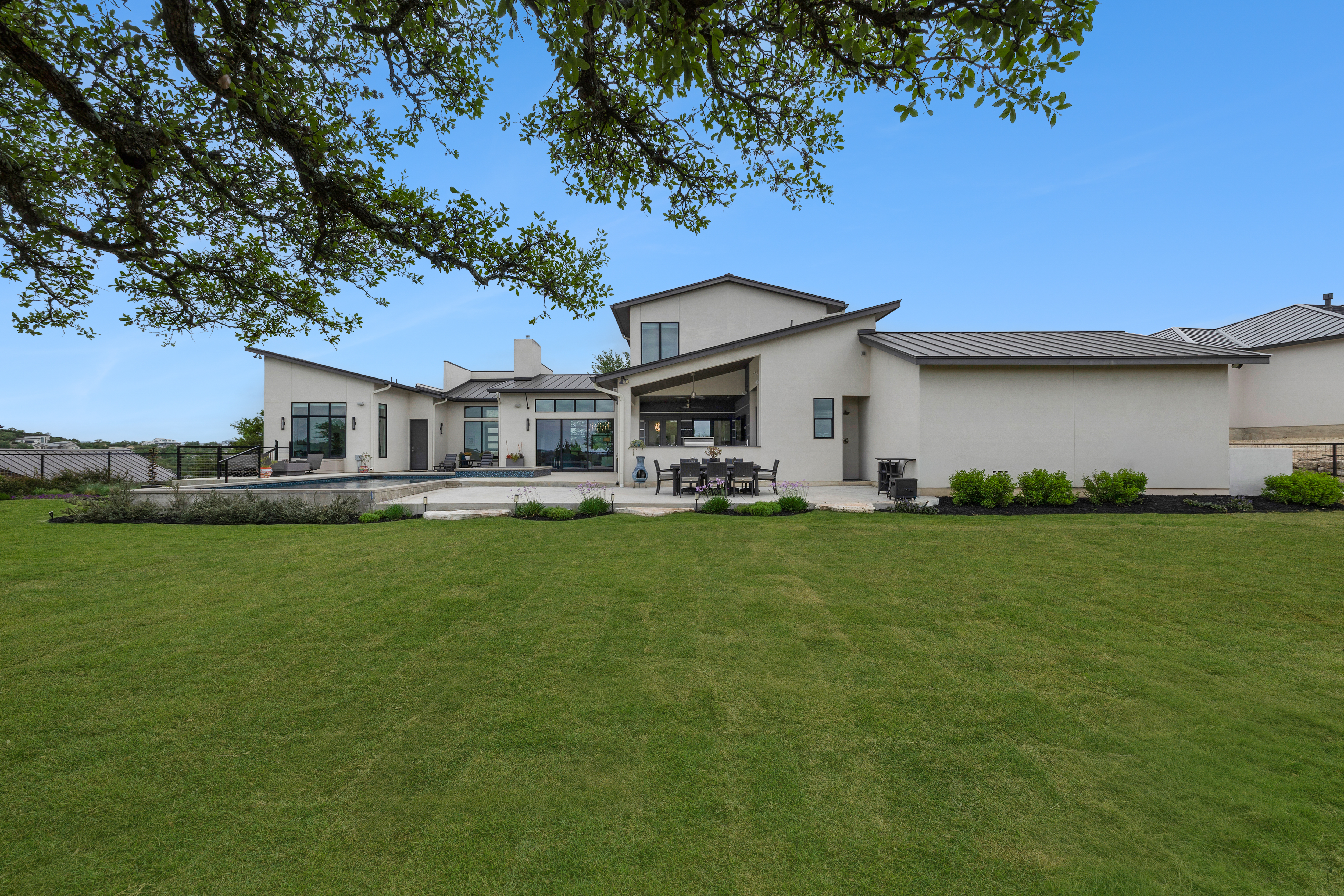  Custom Contemporary with Designer Finishes - 物件實景