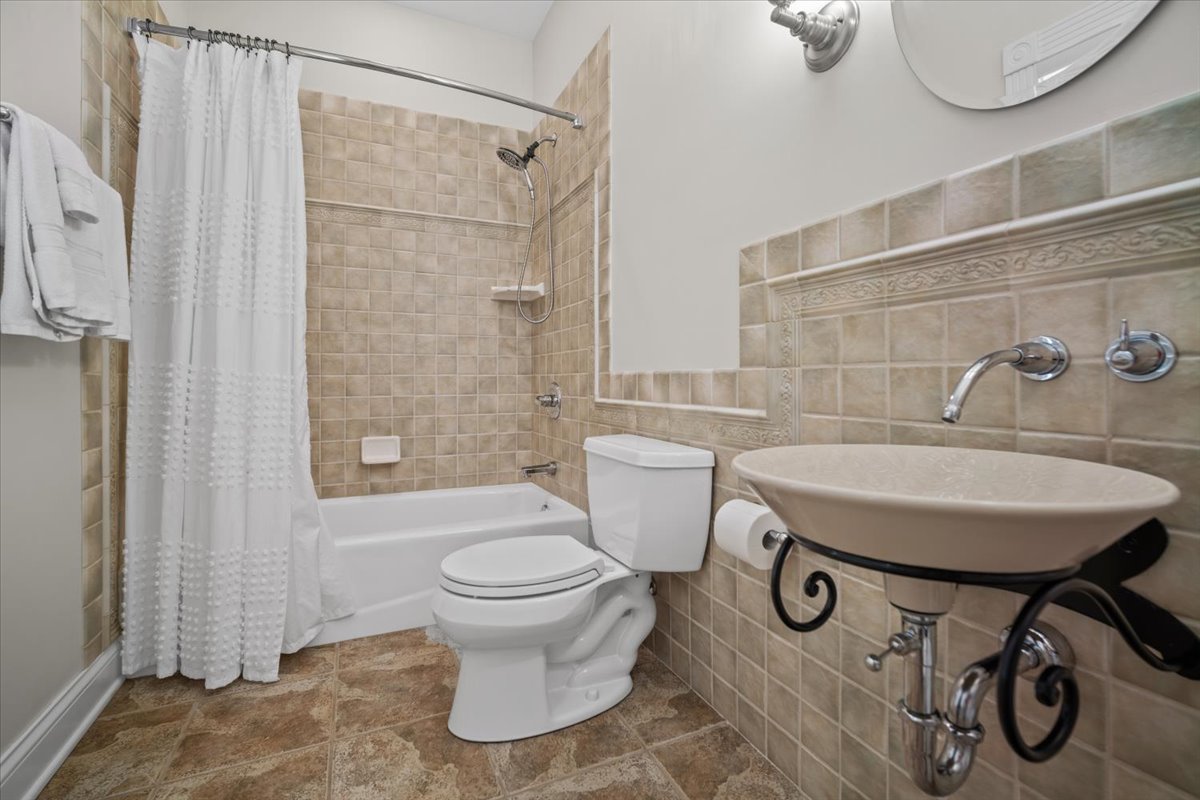 Bloomington, Illinois, 61704, United States, 4 Bedrooms Bedrooms, ,7 BathroomsBathrooms,Residential,For Sale,1941288