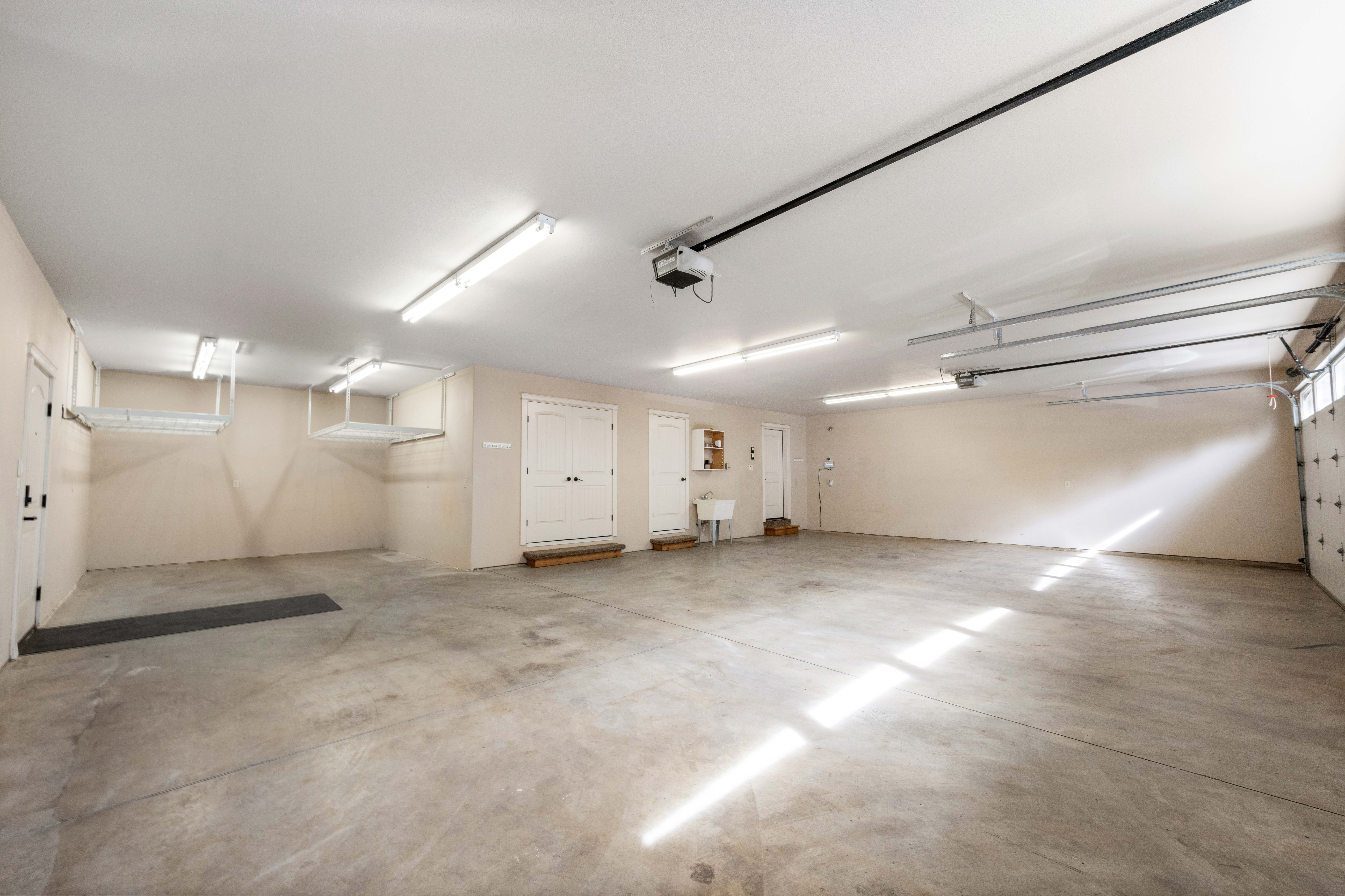  Custom Built on 1 Acre - 物件實景