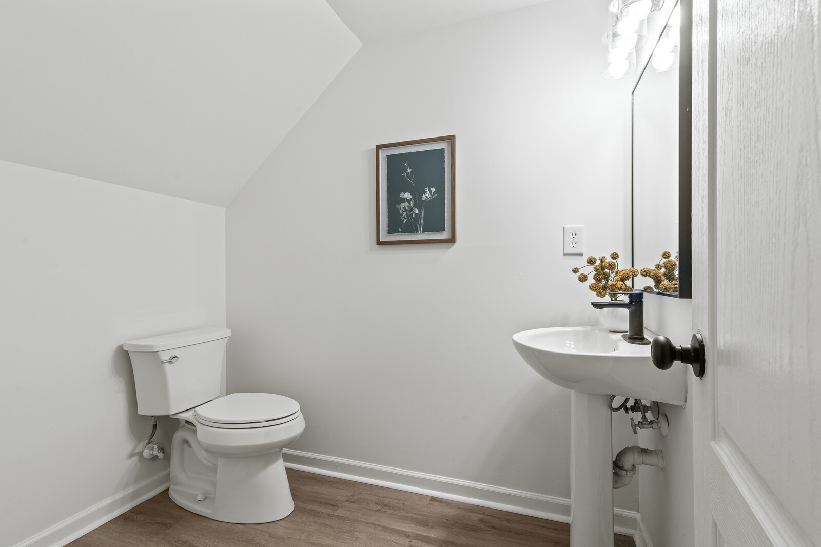 Newport News, Virginia, 23602-8360, United States, 5 Bedrooms Bedrooms, ,3 BathroomsBathrooms,Residential,For Sale,1938191