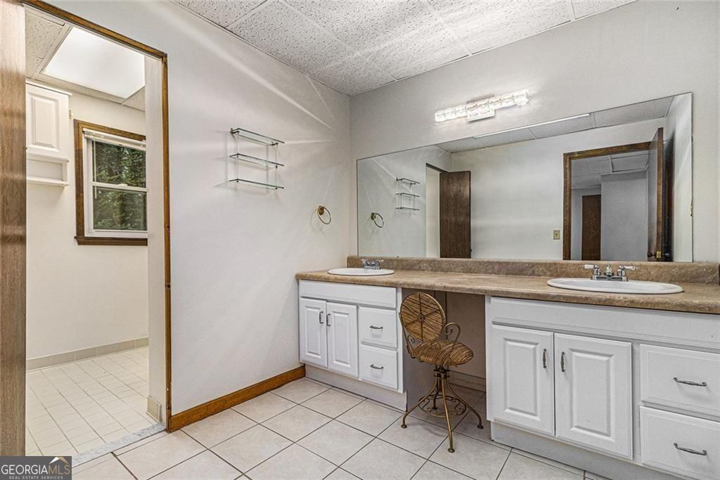 Roswell, Georgia, 30075, United States, 6 Bedrooms Bedrooms, ,4 BathroomsBathrooms,Residential,For Sale,1910371