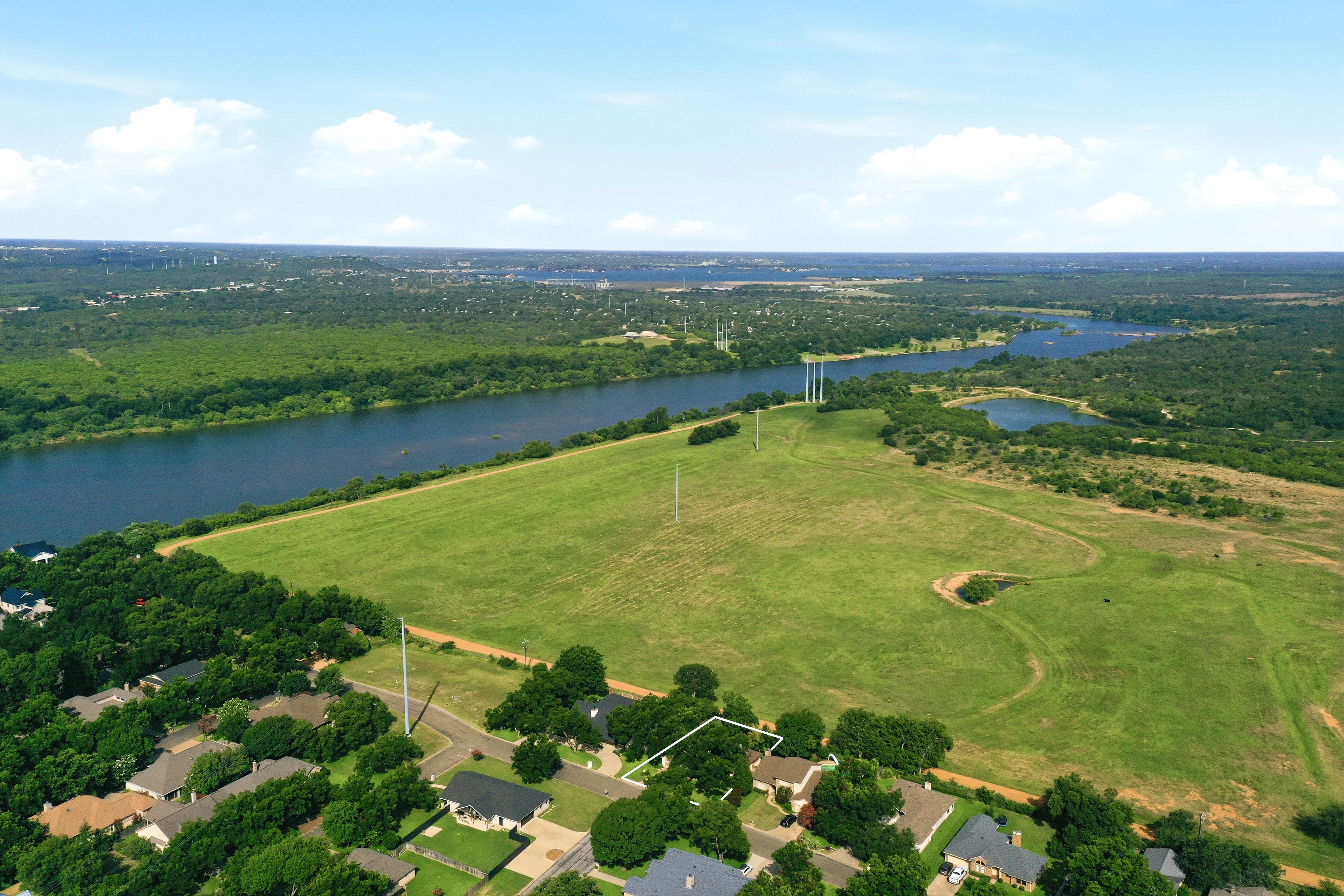 Gated Golf & Lake Community Home in Meadowlakes  Backs to Ranch - 物件實景