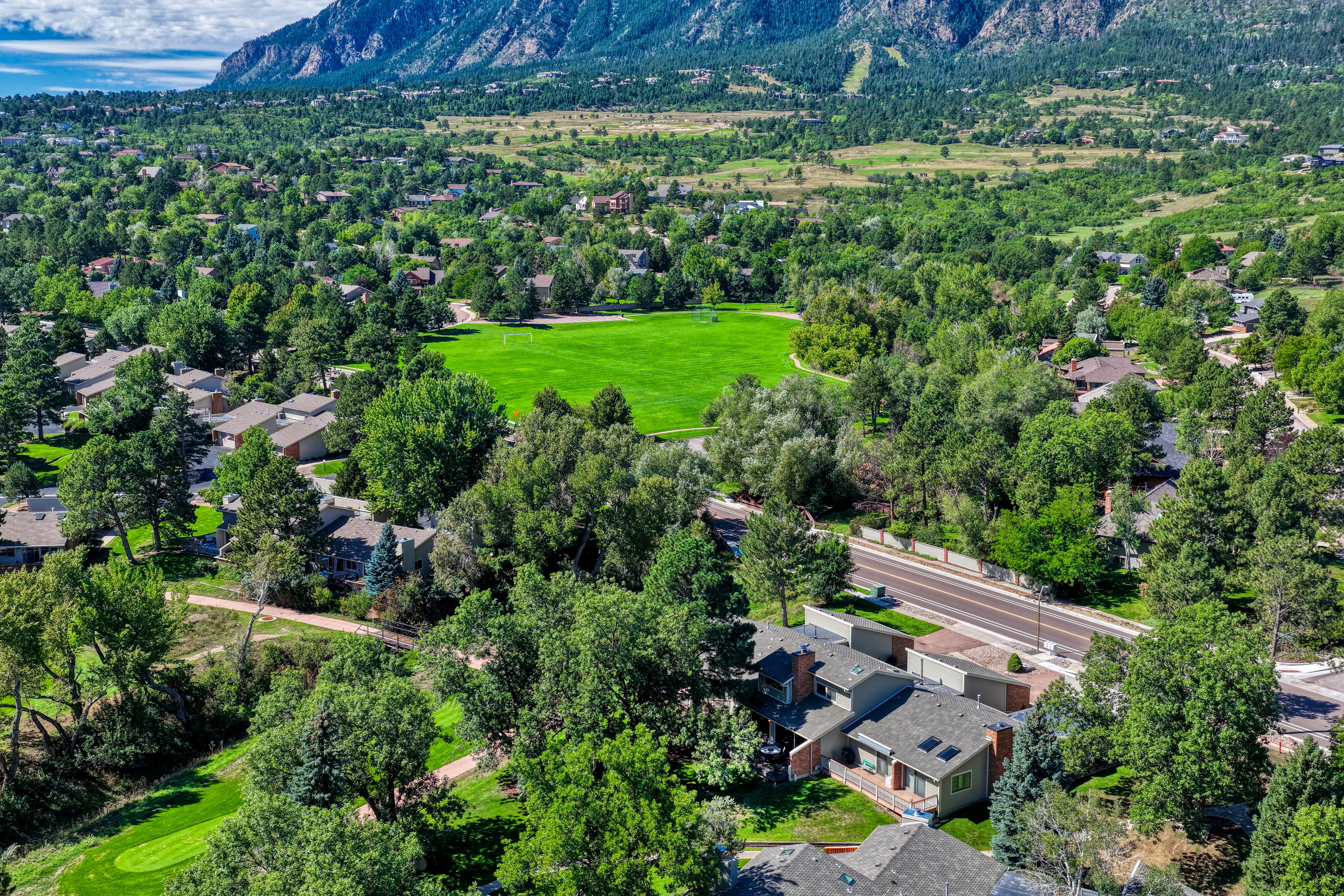  Overlooking the Golf Course with Mountain Views - 物件實景