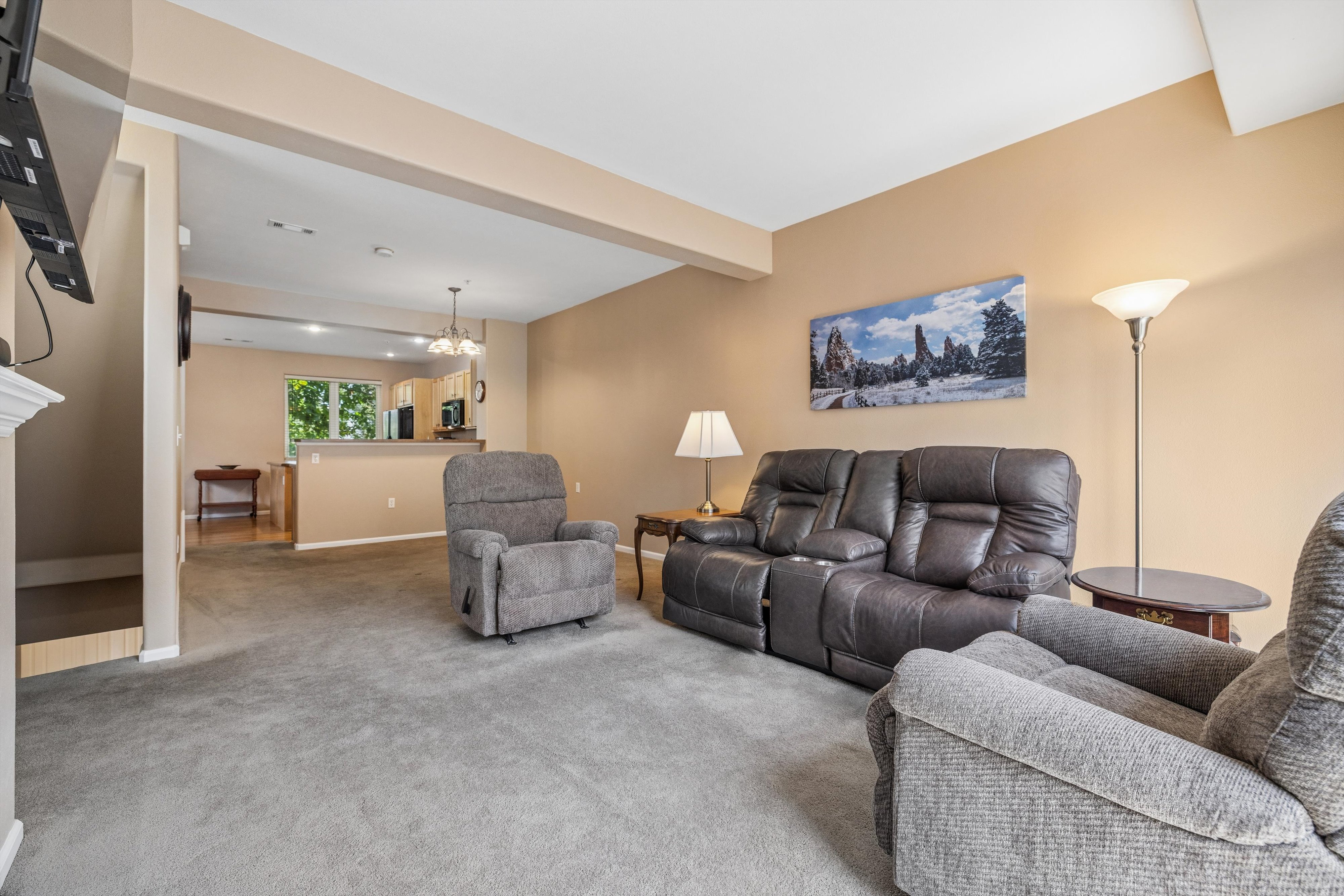 Move-In-Ready, Fully Refreshed, And Perfectly Located - 物件實景